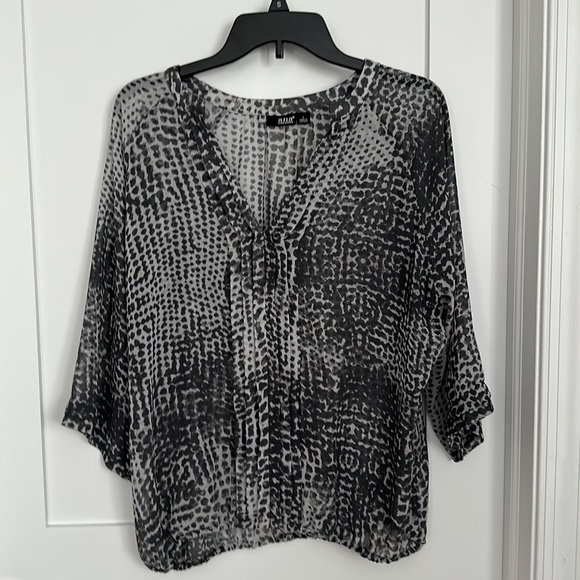 Anna size L sheer with pleats down the front V-neck abstract pattern in gray. - Picture 1 of 7